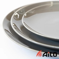 CouLeur 美濃燒簡約素雅質感圓餐盤 L，呈現灰褐色調，盤面光滑，邊緣帶有細微的弧度。