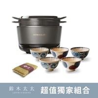 深灰色Vermicular IH琺瑯電子鑄鐵鍋，搭配五個日式風格的陶瓷小碗，其中一個碗有藍色葉子圖案，另外四個碗分別有藍色、棕色和米色圖案。一旁有一個金色的清潔海綿。