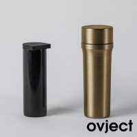 黑白兩色三用保溫瓶，黑色款瓶身有細緻的顆粒感，搭配黑色方形瓶蓋；金色款瓶身光滑，呈現金屬光澤，頂部有黑色飾環。