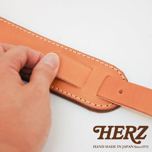 職人手作皮革Big肩墊，採用原色皮革，縫線細緻，有兩個尺寸和五種顏色可供選擇。