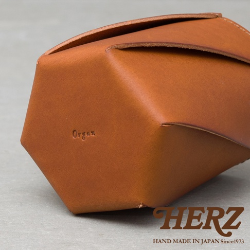 淺棕色職人手作皮革製的六角形收納筆筒，表面印有「Organ」字樣，展現皮革的自然紋理與質感。