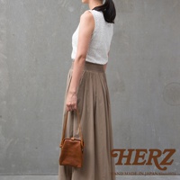 職人手作皮革Organ迷你杜勒斯側背包，棕色皮革，附細長肩帶，包身呈現經典的杜勒斯包造型，帶有金屬扣環。