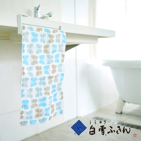 友禪染廚房兩用長拭巾，白色棉質布料，印有藍色和棕色蝴蝶圖案，懸掛於白色檯面下方。