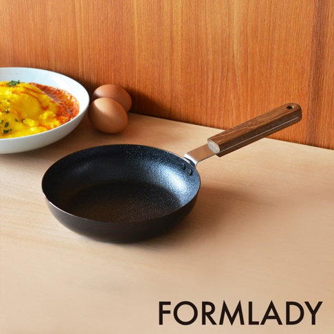 日本小泉誠 ambai 原木柄平底鐵鍋，鍋身為黑色鐵質，配有木紋原木手柄，旁邊擺放著一碗滑蛋與兩顆雞蛋。