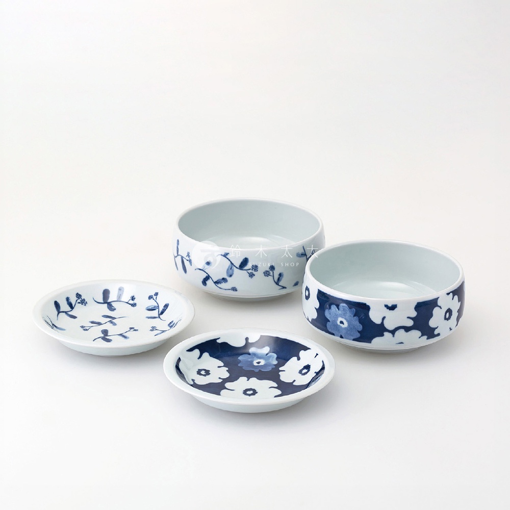 四件式波佐見燒深碟盤組，以白色陶瓷為基底，點綴藍色植物與花卉圖案，包含兩款較大的圓形深碗，以及兩款較小的扁平碟盤，風格典雅。