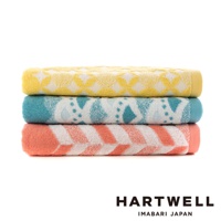 今治和風傳統紋樣言織浴巾，疊放展示。頂部為黃色浴巾，帶有白色菱形紋樣。中部為藍綠色浴巾，帶有白色幾何圖案。底部為珊瑚橘色浴巾，帶有白色箭頭紋樣。三條浴巾均為純棉材質，觸感柔軟。