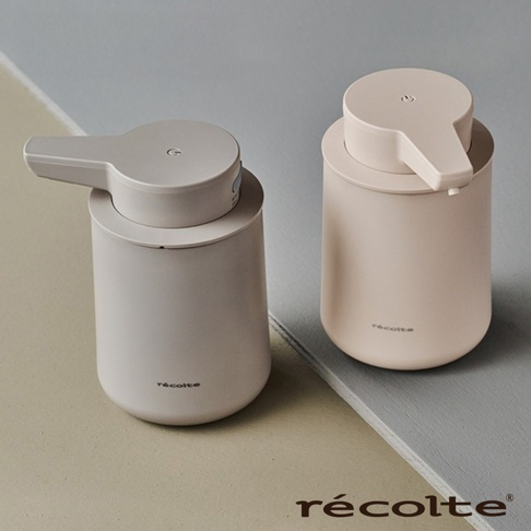 recolte 品牌兩款自動感應泡泡給皂機，分別是米白色和淺膚色，置於灰白色背景上