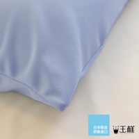 淺藍色舒涼枕速乾枕套，布料表面有細微織紋，材質看起來柔軟且光滑，枕套一角呈現圓潤的弧度。
