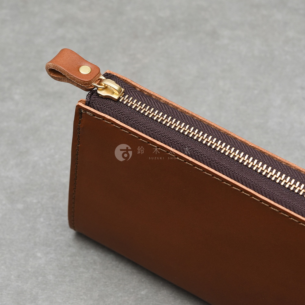 職人手作皮革拉鍊長夾，棕色皮革配金色拉鍊，細緻車縫線。