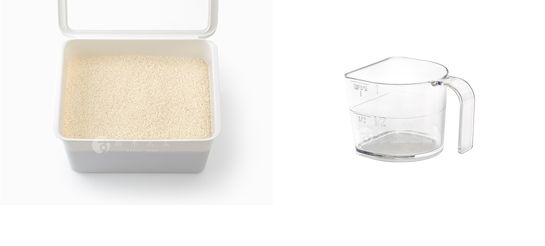 左邊是裝滿米飯的白色收納盒，右邊是附有刻度的透明量杯