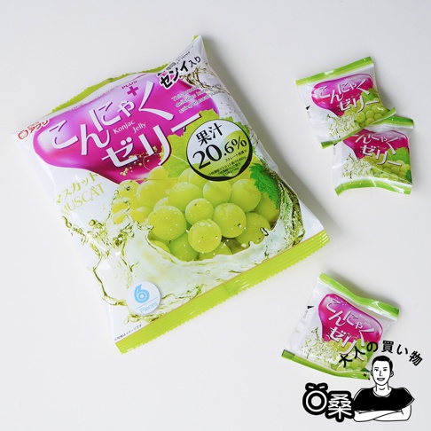 圖中有一個主要的蒟蒻果凍包和三個小的單獨包裝，背景為白色，主要的包裝上印有綠色葡萄和日文標示。