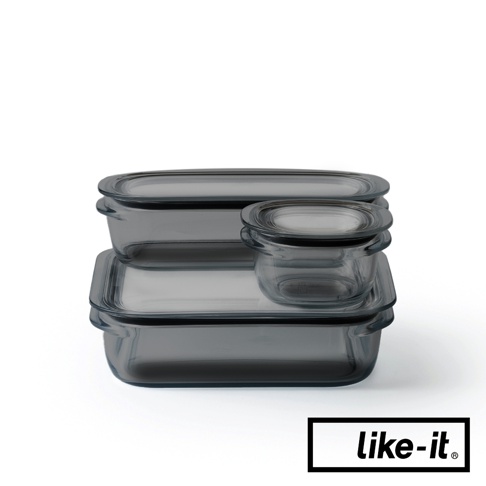 三個帶有密封蓋的透明玻璃保鮮盒，呈灰色調，大小各異，堆疊擺放。