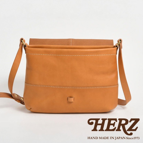 日本HERZ手工皮革細扣帶馬鞍包，焦糖棕色，簡約設計，帶有精緻縫線細節
