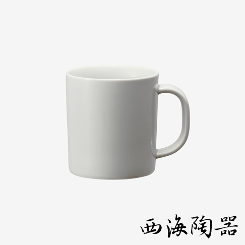 一個純白色、圓柱形陶瓷馬克杯，配有弧形把手，容量 330ml。