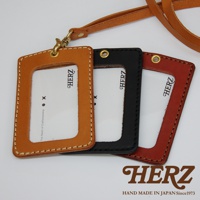 三個職人手作皮革直式證件識別夾，顏色分別為淺棕色、黑色和深紅色。夾子以縫線邊緣裝飾，頂部有金屬孔洞，並配有可拆卸的皮革掛繩。