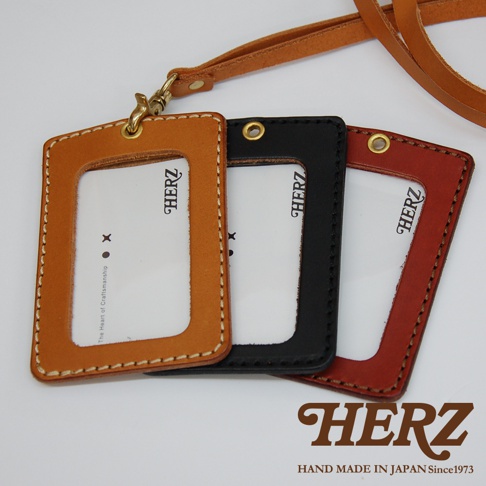 三個職人手作皮革直式證件識別夾，顏色分別為淺棕色、黑色和深紅色。夾子以縫線邊緣裝飾，頂部有金屬孔洞，並配有可拆卸的皮革掛繩。