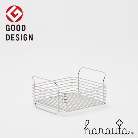 銀色不鏽鋼製成的淺型收納籃，網格狀設計，有兩個向上彎曲的手把。