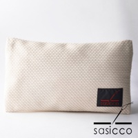 淺米色三河木綿刺子織文件收納包，材質為棉，表面有明顯的織紋，右下角有黑色品牌標籤，標籤上有紅色縫線和品牌名稱。