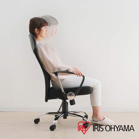 IRIS OHYAMA 網布辦公椅，展示了女性坐姿的連續動作，黑色椅身搭配金屬支架和滾輪，下方有品牌標誌。