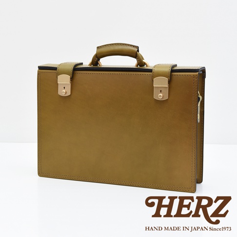 職人手作皮革兩用機師箱 BC-31-H，橄欖綠色，光滑皮革材質，配有金色鎖扣及提把。