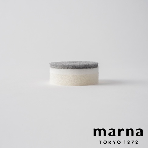 marna POCO 附吸盤洗碗海綿，三層結構，灰色打磨層、白色軟海綿層和米色網狀海綿層，置於簡潔的淺色背景上，下方有 marna TOKYO 1872 文字標誌。