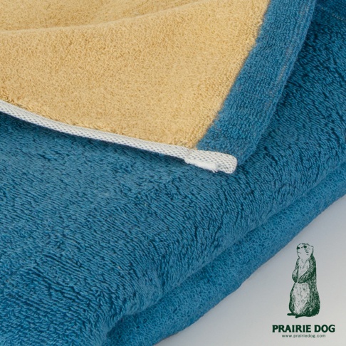 兩條今治純棉大浴巾，一條為藍色，另一條為芥末黃色，兩者間以灰白色織帶連接。