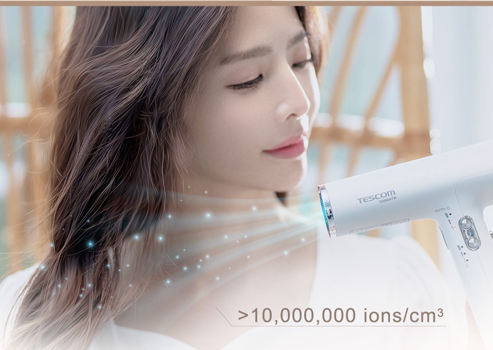 一名女子使用 TESCOM TD880ATW 負離子吹風機吹乾頭髮，吹風機上顯示 10,000,000 ions/cm³