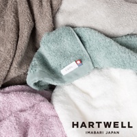 CUOL 今治柔彈低摩擦美肌浴巾，展現柔順質感，共有淺綠、淡紫、米白與灰褐色等四種顏色，浴巾表面佈滿細緻絨毛，觸感溫和。