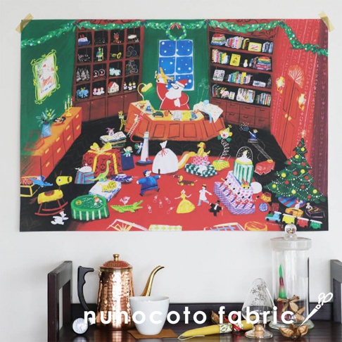 無框帆布藝術海報，描繪聖誕老人於玩具工作室，周圍散落著各式各樣的玩具，包括聖誕樹、禮物盒、小汽車、玩偶等，背景是書架和窗戶，色彩豐富，充滿節慶氛圍。