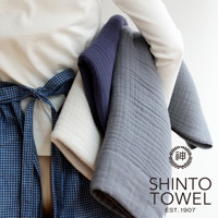 三條 INNER PILE 雙面紗布輕質浴巾，分別為深藍色、淺灰色和白色，展示其柔軟的紗布材質和紋理。