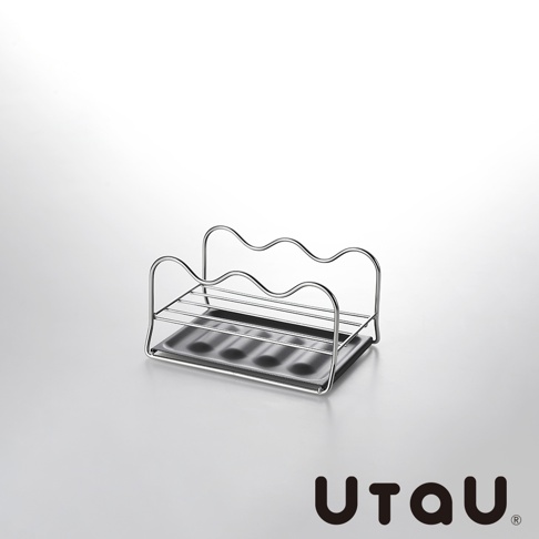銀色不鏽鋼材質的萬用瀝水支架，帶有波浪形上層支架，下方為帶有凹槽的黑色瀝水盤，可收納多樣廚房用品。