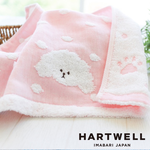 粉色今治純棉點點紗布毛巾，繡有白色貴賓犬圖案及腳印圖案。