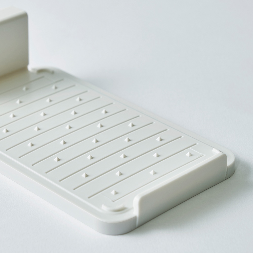 日製奶油盒，白色塑膠材質，表面有條紋及突起的圓錐形顆粒，角落有圓弧設計。