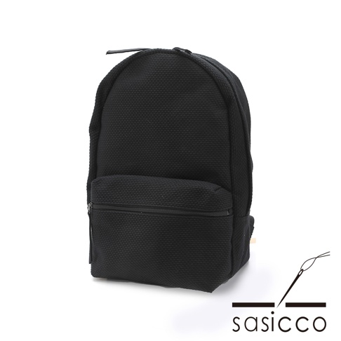 三河木綿刺子織後背包，黑色，具有獨特的織紋，正面有一個拉鍊口袋。