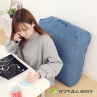 大型藍色牛仔布紋理收納袋，帶有提把，可收納棉被或衣物。