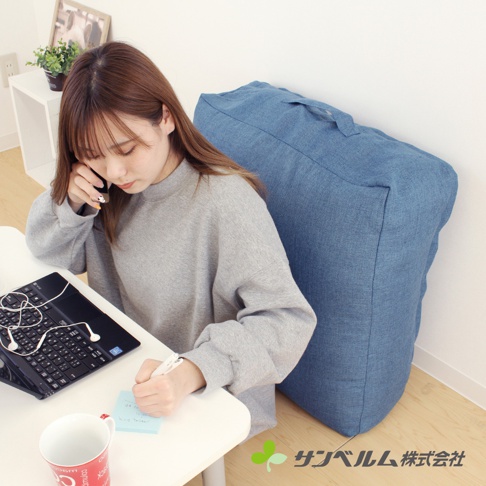 大型藍色牛仔布紋理收納袋，帶有提把，可收納棉被或衣物。