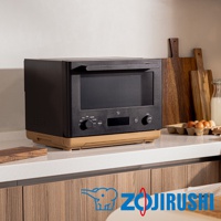 STAN美型烘烤微波爐 ES-SAF26，黑色機身搭配卡其色底座，設有黑色玻璃門，門上有旋鈕及數位顯示螢幕，擺放在廚房檯面上。