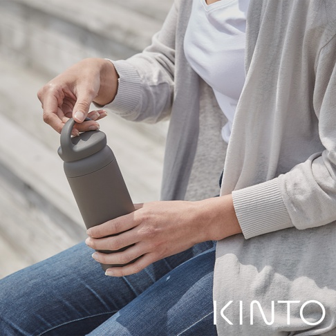 深灰色提式輕巧保溫瓶，瓶身與瓶蓋皆為霧面材質，瓶蓋設有方便提握的環狀提把。