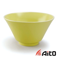 Ciel 美濃燒簡約釉彩深碗，呈現柔和的淺黃綠色，碗身為錐形設計，底部有穩固的圓形底座，內緣帶有細緻的白色邊飾。