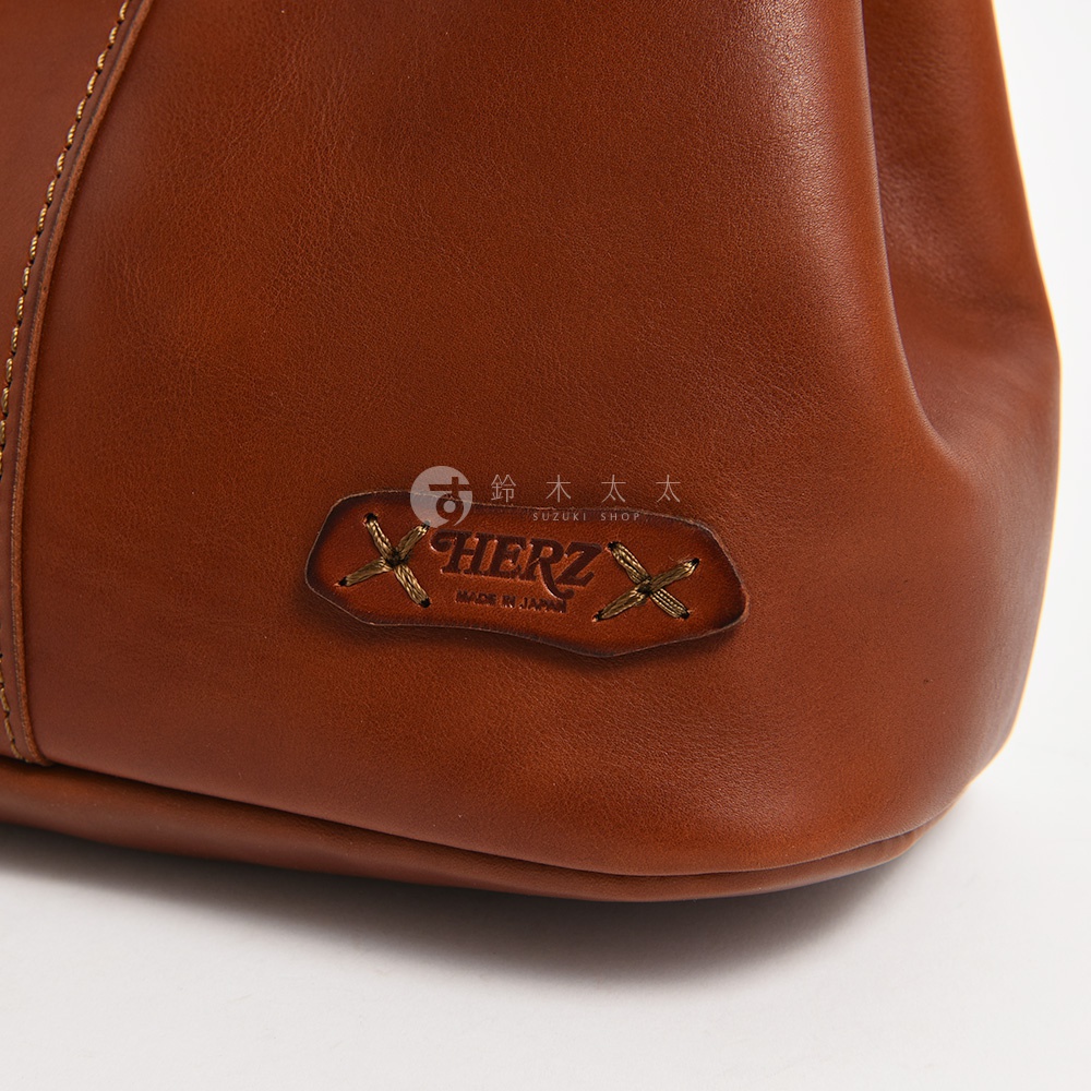 日本HERZ 職人手作Stare皮革兩用托特包，標籤處繡有HERZ LOGO及MADE IN JAPAN字樣。