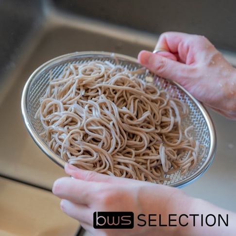 bws SELECTION 標誌下方是沖洗後裝在濾水中篩中的蕎麥麵