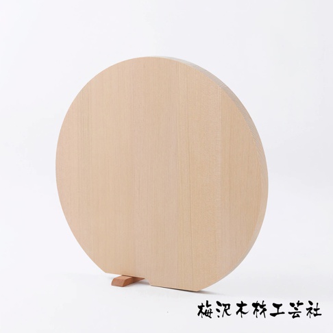 淺色木紋圓形砧板，配有木質支架，可立式擺放。