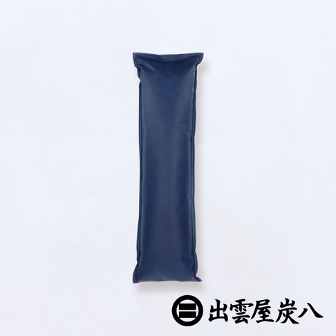 深藍色長條形調濕木炭包，約12x45公分，材質為無紡布，兩端縫合，中央有縫線，適用於櫥櫃。