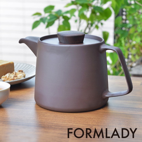 日製萬古燒紫砂煎茶/咖啡壺，深棕色，造型簡約，配有木質壺蓋，容量1.1公升，適合居家或咖啡廳使用。