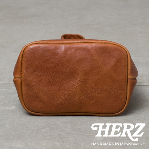 職人手作皮革Organ單柄手提包 G-87，焦糖棕色，質感柔軟的皮革，包身線條簡潔，底部有提把。