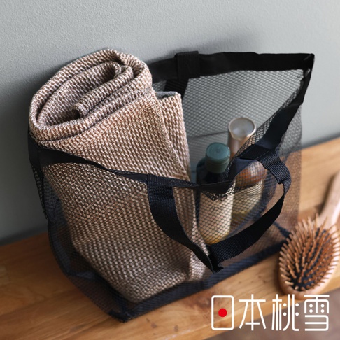 日本桃雪SEK抗菌防臭檜木鬆餅紋連帽浴巾，內有毛巾和瓶裝盥洗用品，側邊有木質梳子