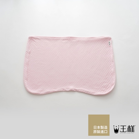 粉紅色王樣極夢枕專屬枕套，材質為細緻織紋，邊緣圓潤，標籤顯示「日本製造 原裝進口」。