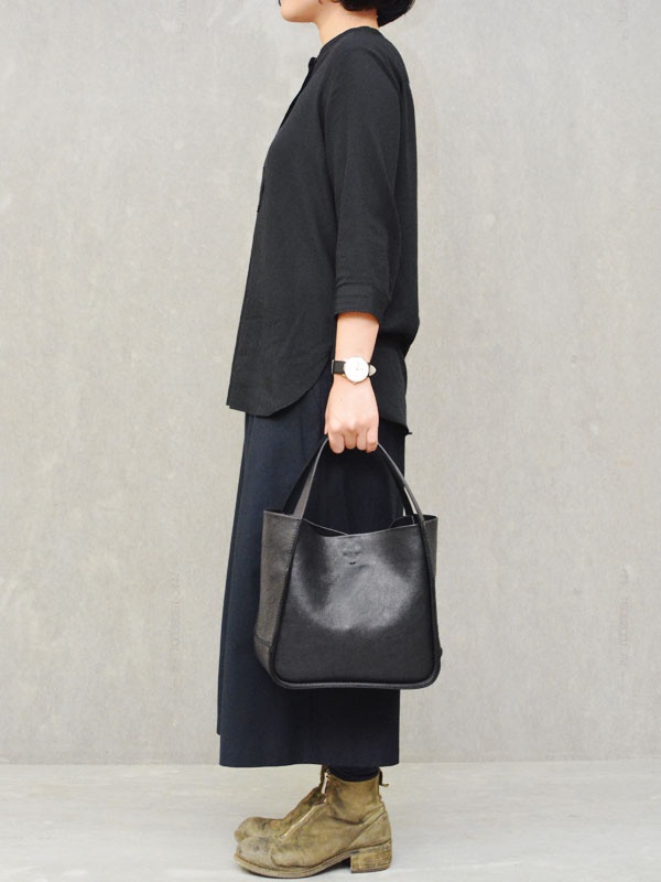 職人手作皮革Organ方形托特包 (G-68) S，黑色。方形結構，柔軟皮革材質，配有兩個手提帶。