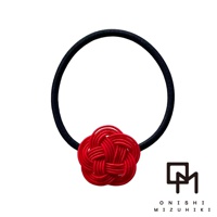 黑色髮圈搭配紅色水引花結飾品，展現日式和風設計。