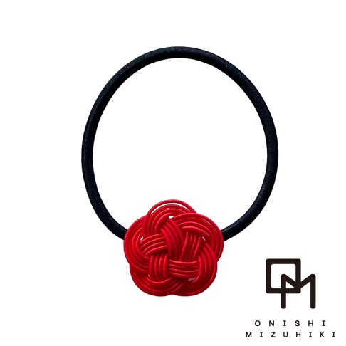 黑色髮圈搭配紅色水引花結飾品，展現日式和風設計。